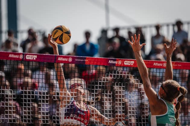 Beachvolleyball Frauen Allianz German Beach Tour 2026 Tourstop Düsseldorf 10.05.2026 v.l. Sarah Schulz gegen Paula Schürholz Düsseldorf Robert-Lehr-Ufer Nordrhein-Westfalen Deutschland