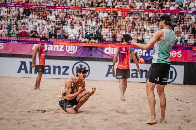 Beachvolleyball Männer Allianz German Beach Tour 2026 Tourstop Düsseldorf 10.05.2026 v.l. Lukas Pfretzschner und Paul Henning jubeln nach dem Sieg Düsseldorf Robert-Lehr-Ufer Nordrhein-Westfalen Deutschland