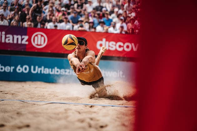 Beachvolleyball Männer Allianz German Beach Tour 2026 Tourstop Düsseldorf 10.05.2026 Lukas Pfretzschner springt zum Ball Düsseldorf Robert-Lehr-Ufer Nordrhein-Westfalen Deutschland