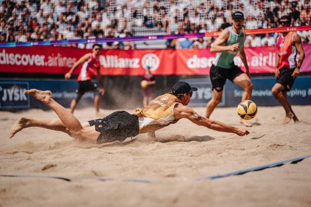Beachvolleyball Männer Allianz German Beach Tour 2026 Tourstop Düsseldorf 10.05.2026 Lukas Pfretzschner springt zum Ball Düsseldorf Robert-Lehr-Ufer Nordrhein-Westfalen Deutschland