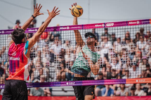 Beachvolleyball Männer Allianz German Beach Tour 2026 Tourstop Düsseldorf 10.05.2026 v.l. Joao Nuno Pinto Pedrosa (Portugal) gegen Paul Henning Düsseldorf Robert-Lehr-Ufer Nordrhein-Westfalen Deutschland