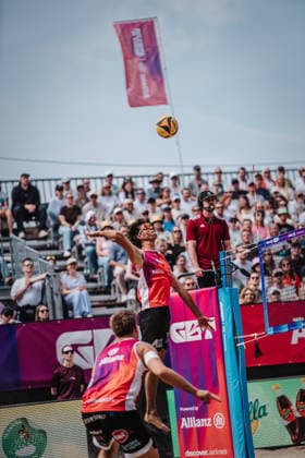 Beachvolleyball Männer Allianz German Beach Tour 2026 Tourstop Düsseldorf 10.05.2026 Niklas Held beim Angriff Düsseldorf Robert-Lehr-Ufer Nordrhein-Westfalen Deutschland