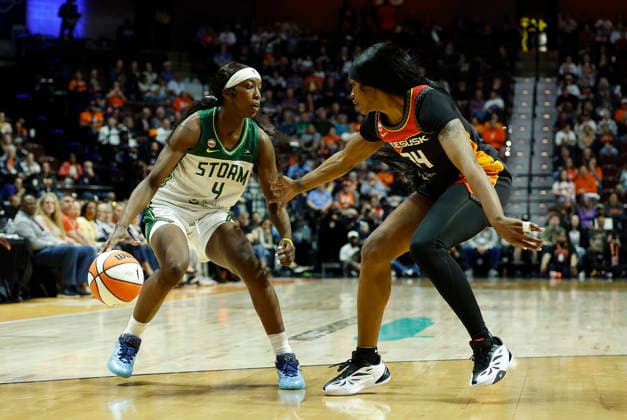 UNCASVILLE, CT - MAY 10: Flau jae Johnson 4 of the Seattle Storm defended by Aneesah Morrow 24 of the Connecticut Sun during the WNBA, Basketball Damen, USA game between Seattle Storm and Connecticut Sun on May 10, 2026, at Mohegan Sun Arena in Uncasville, CT. (Photo by M. Anthony Nesmith Icon Sportswire) WNBA: MAY 10 Seattle Storm at Connecticut Sun EDITORIAL USE ONLY Icon26051001