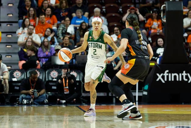 UNCASVILLE, CT - MAY 10: Natisha Hiedeman 2 of the Seattle Storm defended by Charlisse Leger-Walker 4 of the Connecticut Sun during the WNBA, Basketball Damen, USA game between Seattle Storm and Connecticut Sun on May 10, 2026, at Mohegan Sun Arena in Uncasville, CT. (Photo by M. Anthony Nesmith Icon Sportswire) WNBA: MAY 10 Seattle Storm at Connecticut Sun EDITORIAL USE ONLY Icon26051002