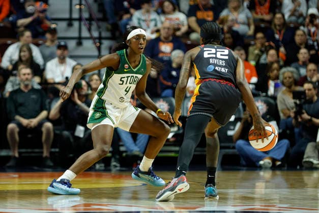 UNCASVILLE, CT - MAY 10: Flau jae Johnson 4 of the Seattle Storm defends Saniya Rivers 22 of the Connecticut Sun during the WNBA, Basketball Damen, USA game between Seattle Storm and Connecticut Sun on May 10, 2026, at Mohegan Sun Arena in Uncasville, CT. (Photo by M. Anthony Nesmith Icon Sportswire) WNBA: MAY 10 Seattle Storm at Connecticut Sun EDITORIAL USE ONLY Icon26051005