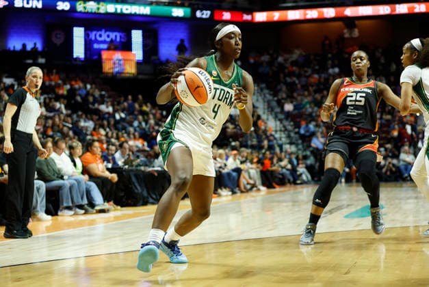 UNCASVILLE, CT - MAY 10: Flau jae Johnson 4 of the Seattle Storm drives to the basket during the WNBA, Basketball Damen, USA game between Seattle Storm and Connecticut Sun on May 10, 2026, at Mohegan Sun Arena in Uncasville, CT. (Photo by M. Anthony Nesmith Icon Sportswire) WNBA: MAY 10 Seattle Storm at Connecticut Sun EDITORIAL USE ONLY Icon26051013