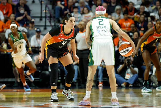 UNCASVILLE, CT - MAY 10: Charlisse Leger-Walker 4 of the Connecticut Sun defends Natisha Hiedeman 2 of the Seattle Storm during the WNBA, Basketball Damen, USA game between Seattle Storm and Connecticut Sun on May 10, 2026, at Mohegan Sun Arena in Uncasville, CT. (Photo by M. Anthony Nesmith Icon Sportswire) WNBA: MAY 10 Seattle Storm at Connecticut Sun EDITORIAL USE ONLY Icon26051022