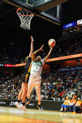 UNCASVILLE, CT - MAY 10: Zia Cooke 7 of the Seattle Storm shoots over Hailey van Lith 2 of the Connecticut Sun during the WNBA, Basketball Damen, USA game between Seattle Storm and Connecticut Sun on May 10, 2026, at Mohegan Sun Arena in Uncasville, CT. (Photo by M. Anthony Nesmith Icon Sportswire) WNBA: MAY 10 Seattle Storm at Connecticut Sun EDITORIAL USE ONLY Icon26051034