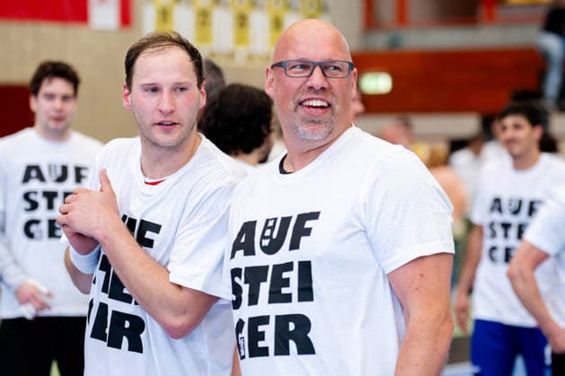 Krefeld, 10.05.2026, Handball, Herren, 2. Bundesliga, 31. Spieltag, 2025 2026: HSG Krefeld Niederrhein HBW Balingen-Weilstetten Axel Kromer und Tobias Heinzelmann (HBW Balingen-Weilstetten, 28) glücklich mit Aufsteigershirt