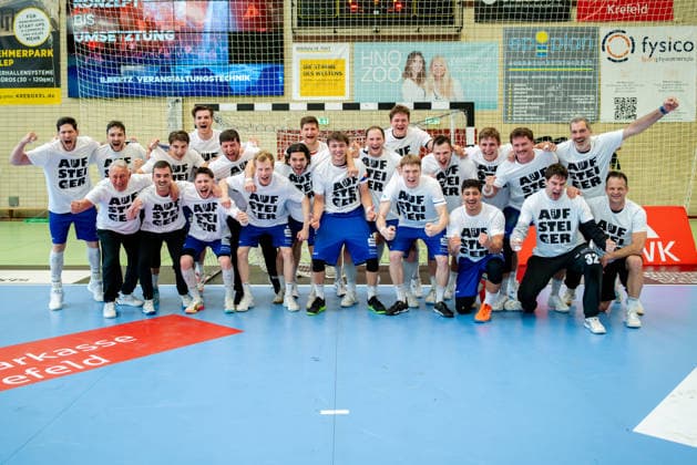 Krefeld, 10.05.2026, Handball, Herren, 2. Bundesliga, 31. Spieltag, 2025 2026: HSG Krefeld Niederrhein HBW Balingen-Weilstetten Mannschaftsaufsteigerbild vom Team der HBW Balingen-Weilstetten *** Krefeld, 10 05 2026, Handball, Men, 2 Bundesliga, 31 Matchday, 2025 2026 HSG Krefeld Niederrhein HBW Balingen Weilstetten Team promotion picture of the HBW Balingen Weilstetten team