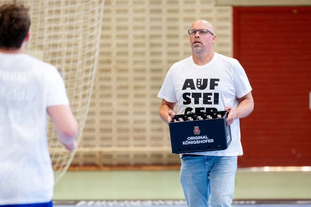 Krefeld, 10.05.2026, Handball, Herren, 2. Bundesliga, 31. Spieltag, 2025 2026: HSG Krefeld Niederrhein HBW Balingen-Weilstetten Axel Kromer bringt die 1. Kiste Bier zu Mannschaft