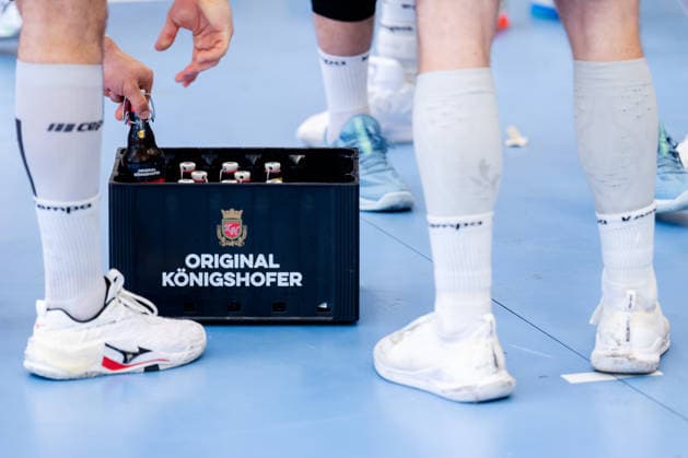 Krefeld, 10.05.2026, Handball, Herren, 2. Bundesliga, 31. Spieltag, 2025 2026: HSG Krefeld Niederrhein HBW Balingen-Weilstetten Original Königshofer Bierkasten im Kreise der Spieler