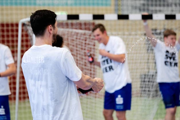Krefeld, 10.05.2026, Handball, Herren, 2. Bundesliga, 31. Spieltag, 2025 2026: HSG Krefeld Niederrhein HBW Balingen-Weilstetten Csaba Leimeter (HBW Balingen-Weilstetten, 55) startet die Bierdusche