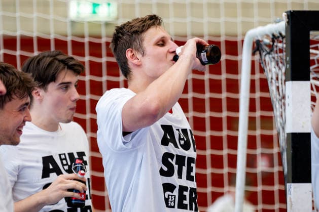 Krefeld, 10.05.2026, Handball, Herren, 2. Bundesliga, 31. Spieltag, 2025 2026: HSG Krefeld Niederrhein HBW Balingen-Weilstetten Kräftiger Schluck aus der Flasche zum Aufstieg von Till Wente (HBW Balingen-Weilstetten, 21)