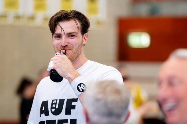 Krefeld, 10.05.2026, Handball, Herren, 2. Bundesliga, 31. Spieltag, 2025 2026: HSG Krefeld Niederrhein HBW Balingen-Weilstetten Kräftiger Schluck aus der Flasche zum Aufstieg von Stefan Bauer (HBW Balingen-Weilstetten, 99)