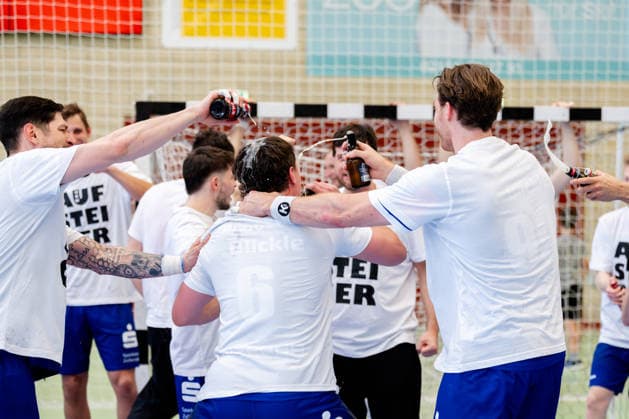 Krefeld, 10.05.2026, Handball, Herren, 2. Bundesliga, 31. Spieltag, 2025 2026: HSG Krefeld Niederrhein HBW Balingen-Weilstetten Bierdusche für Mex Raguse (HBW Balingen-Weilstetten, 6)