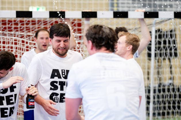 Krefeld, 10.05.2026, Handball, Herren, 2. Bundesliga, 31. Spieltag, 2025 2026: HSG Krefeld Niederrhein HBW Balingen-Weilstetten Bierdusche von Mex Raguse (HBW Balingen-Weilstetten, 6) für Tobias Hotz (HBW Balingen-Weilstetten, Co-Trainer, mitte)