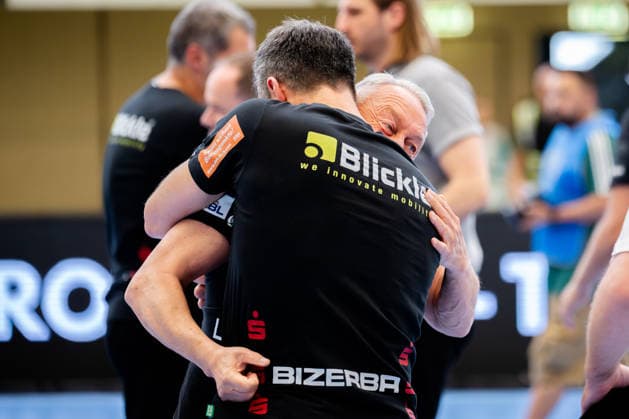 Krefeld, 10.05.2026, Handball, Herren, 2. Bundesliga, 31. Spieltag, 2025 2026: HSG Krefeld Niederrhein HBW Balingen-Weilstetten Grenzenloser jubel direkt nach Schlusspfiff Betreuer Ernst Bauer mit Matthias Flohr (HBW Balingen-Weilstetten, Trainer)