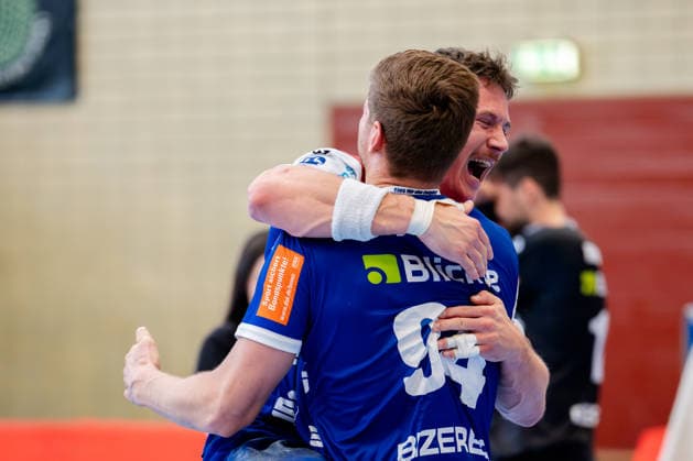 Krefeld, 10.05.2026, Handball, Herren, 2. Bundesliga, 31. Spieltag, 2025 2026: HSG Krefeld Niederrhein HBW Balingen-Weilstetten Grenzenloser jubel direkt nach Schlusspfiff Mex Raguse (HBW Balingen-Weilstetten, 6) mit Georg Pöhle (HBW Balingen-Weilstetten, 94)