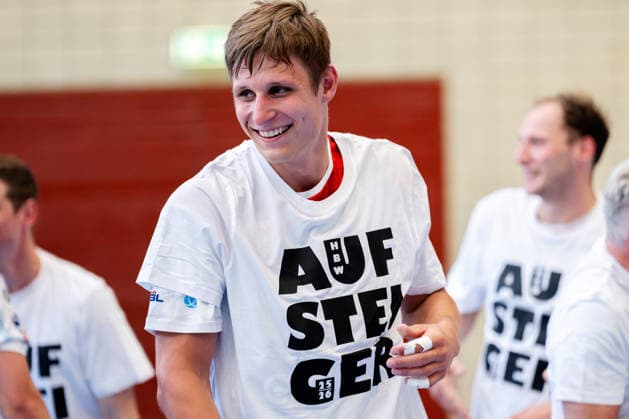 Krefeld, 10.05.2026, Handball, Herren, 2. Bundesliga, 31. Spieltag, 2025 2026: HSG Krefeld Niederrhein HBW Balingen-Weilstetten Till Wente (HBW Balingen-Weilstetten, 21) freudestrahlend mit Aufsteigershirt