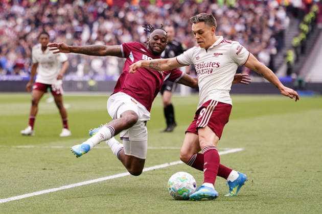 Premier League: West Ham United v Arsenal Leandro Trossard of Arsenal attempts to cross under pressure from Aaron Wan-Bissaka of West Ham United during the Premier League match West Ham United vs Arsenal at London Stadium, London, United Kingdom on 10 May 2026 (Photo by Harvey Murphy News Images) Copyright: xHarveyxMurphy NewsxImagesx