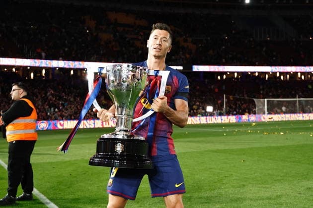 Robert Lewandowski (Barcelona), MAY 10, 2026 - Football Soccer : Lewandowski take a ligue trophy after winning Spanish LaLiga EA Sports match between FC Barcelona, Barca - Real Madrid CF at the Spotify Camp Nou in Barcelona, Spain. Noxthirdxpartyxsales  aflo_329906517