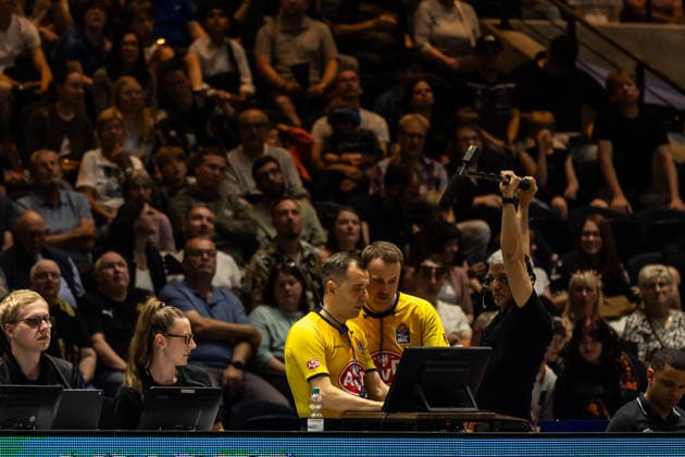 GER, easy-Credit Basketball-Bundesliga, Basketball Löwen Braunschweig - Niners Chemnitz. 10.05.2026, Volkswagenhalle, Braunschweig, GER, easy-Credit Basketball-Bundesliga, Basketball Löwen Braunschweig - Niners Chemnitz. Gentian Cici, Dennis Sirowi, Schiedsrichter bei der Videaaustwertung Â Foto Alexander Trienitz Braunschweig Volkswagenhalle Niedersachsen Deutschland