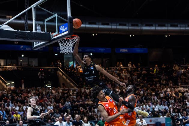 GER, easy-Credit Basketball-Bundesliga, Basketball Löwen Braunschweig - Niners Chemnitz. 10.05.2026, Volkswagenhalle, Braunschweig, GER, easy-Credit Basketball-Bundesliga, Basketball Löwen Braunschweig - Niners Chemnitz. David NGuessan (Basketball Löwen Braunschweig, 1) mit eine Dunkversuch Â Foto Alexander Trienitz Braunschweig Volkswagenhalle Niedersachsen Deutschland