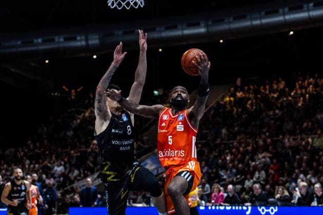 GER, easy-Credit Basketball-Bundesliga, Basketball Löwen Braunschweig - Niners Chemnitz. 10.05.2026, Volkswagenhalle, Braunschweig, GER, easy-Credit Basketball-Bundesliga, Basketball Löwen Braunschweig - Niners Chemnitz. Corey Davis Jr. (Niners Chemnitz, 5), Joshua Obiesie (Basketball Löwen Braunschweig, 8) Â Foto Alexander Trienitz Braunschweig Volkswagenhalle Niedersachsen Deutschland