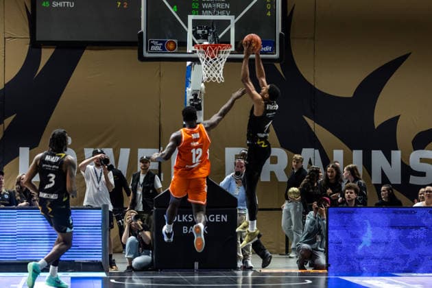 GER, easy-Credit Basketball-Bundesliga, Basketball Löwen Braunschweig - Niners Chemnitz. 10.05.2026, Volkswagenhalle, Braunschweig, GER, easy-Credit Basketball-Bundesliga, Basketball Löwen Braunschweig - Niners Chemnitz. David NGuessan (Basketball Löwen Braunschweig, 1), Amadou Sow (Niners Chemnitz, 12) Â Foto Alexander Trienitz Braunschweig Volkswagenhalle Niedersachsen Deutschland