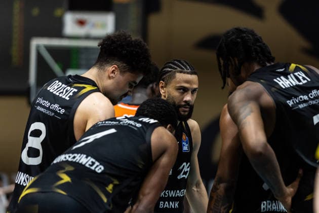 GER, easy-Credit Basketball-Bundesliga, Basketball Löwen Braunschweig - Niners Chemnitz. 10.05.2026, Volkswagenhalle, Braunschweig, GER, easy-Credit Basketball-Bundesliga, Basketball Löwen Braunschweig - Niners Chemnitz. Kaza Kajami-Keane (Basketball Löwen Braunschweig, 24) spricht mit seinen Mitspielern Â Foto Alexander Trienitz Braunschweig Volkswagenhalle Niedersachsen Deutschland