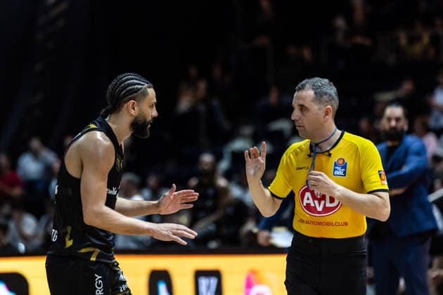 GER, easy-Credit Basketball-Bundesliga, Basketball Löwen Braunschweig - Niners Chemnitz. 10.05.2026, Volkswagenhalle, Braunschweig, GER, easy-Credit Basketball-Bundesliga, Basketball Löwen Braunschweig - Niners Chemnitz. Kaza Kajami-Keane (Basketball Löwen Braunschweig, 24) diskutiert mit Gentian Cici, Schiedsrichter Â Foto Alexander Trienitz Braunschweig Volkswagenhalle Niedersachsen Deutschland