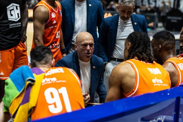 GER, easy-Credit Basketball-Bundesliga, Basketball Löwen Braunschweig - Niners Chemnitz. 10.05.2026, Volkswagenhalle, Braunschweig, GER, easy-Credit Basketball-Bundesliga, Basketball Löwen Braunschweig - Niners Chemnitz. Rodrigo Pastore (Head Coach), Niners Chemnitz spricht mit seinen Spielern Â Foto Alexander Trienitz Braunschweig Volkswagenhalle Niedersachsen Deutschland