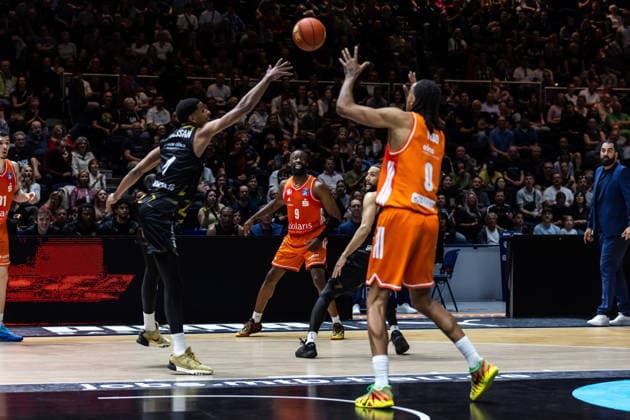 GER, easy-Credit Basketball-Bundesliga, Basketball Löwen Braunschweig - Niners Chemnitz. 10.05.2026, Volkswagenhalle, Braunschweig, GER, easy-Credit Basketball-Bundesliga, Basketball Löwen Braunschweig - Niners Chemnitz. David NGuessan (Basketball Löwen Braunschweig, 1), Kevin Yebo (Niners Chemnitz, 0) Â Foto Alexander Trienitz Braunschweig Volkswagenhalle Niedersachsen Deutschland