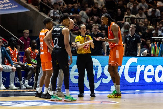 GER, easy-Credit Basketball-Bundesliga, Basketball Löwen Braunschweig - Niners Chemnitz. 10.05.2026, Volkswagenhalle, Braunschweig, GER, easy-Credit Basketball-Bundesliga, Basketball Löwen Braunschweig - Niners Chemnitz. Kevin Yebo (Niners Chemnitz, 0) diskutiert Â Foto Alexander Trienitz Braunschweig Volkswagenhalle Niedersachsen Deutschland