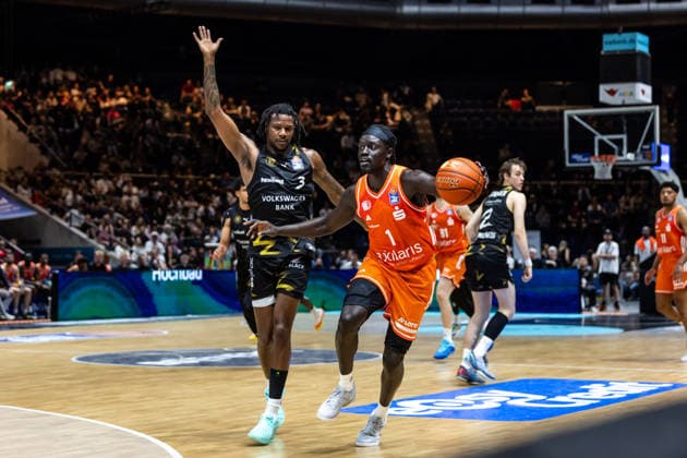 GER, easy-Credit Basketball-Bundesliga, Basketball Löwen Braunschweig - Niners Chemnitz. 10.05.2026, Volkswagenhalle, Braunschweig, GER, easy-Credit Basketball-Bundesliga, Basketball Löwen Braunschweig - Niners Chemnitz. Aher Uguak (Niners Chemnitz, 1), Josh Hawley (Basketball Löwen Braunschweig, 3) Â Foto Alexander Trienitz Braunschweig Volkswagenhalle Niedersachsen Deutschland