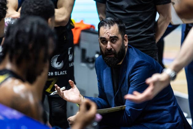 GER, easy-Credit Basketball-Bundesliga, Basketball Löwen Braunschweig - Niners Chemnitz. 10.05.2026, Volkswagenhalle, Braunschweig, GER, easy-Credit Basketball-Bundesliga, Basketball Löwen Braunschweig - Niners Chemnitz. Ramon Diaz Sanchez (Head Coach), Basketball Löwen Braunschweig spricht mit seinen Spielern Â Foto Alexander Trienitz Braunschweig Volkswagenhalle Niedersachsen Deutschland