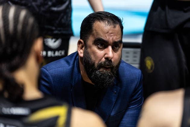 GER, easy-Credit Basketball-Bundesliga, Basketball Löwen Braunschweig - Niners Chemnitz. 10.05.2026, Volkswagenhalle, Braunschweig, GER, easy-Credit Basketball-Bundesliga, Basketball Löwen Braunschweig - Niners Chemnitz. Ramon Diaz Sanchez (Head Coach), Basketball Löwen Braunschweig spricht mit seinen Spielern Â Foto Alexander Trienitz Braunschweig Volkswagenhalle Niedersachsen Deutschland