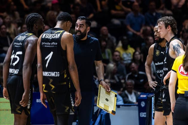 GER, easy-Credit Basketball-Bundesliga, Basketball Löwen Braunschweig - Niners Chemnitz. 10.05.2026, Volkswagenhalle, Braunschweig, GER, easy-Credit Basketball-Bundesliga, Basketball Löwen Braunschweig - Niners Chemnitz. Ramon Diaz Sanchez (Head Coach), Basketball Löwen Braunschweig spricht mit seinen Spielern Â Foto Alexander Trienitz Braunschweig Volkswagenhalle Niedersachsen Deutschland