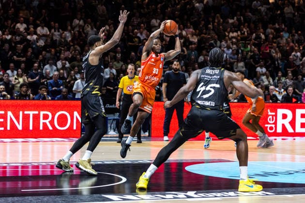 GER, easy-Credit Basketball-Bundesliga, Basketball Löwen Braunschweig - Niners Chemnitz. 10.05.2026, Volkswagenhalle, Braunschweig, GER, easy-Credit Basketball-Bundesliga, Basketball Löwen Braunschweig - Niners Chemnitz. Eric Washington (Niners Chemnitz, 33), David NGuessan (Basketball Löwen Braunschweig, 1), Oluwasimisola Shittu (Basketball Löwen Braunschweig, 45) Â Foto Alexander Trienitz Braunschweig Volkswagenhalle Niedersachsen Deutschland
