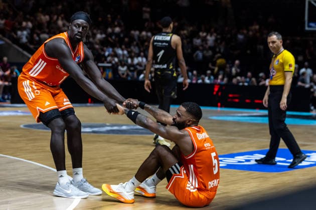 GER, easy-Credit Basketball-Bundesliga, Basketball Löwen Braunschweig - Niners Chemnitz. 10.05.2026, Volkswagenhalle, Braunschweig, GER, easy-Credit Basketball-Bundesliga, Basketball Löwen Braunschweig - Niners Chemnitz. Aher Uguak (Niners Chemnitz, 1) hilft Corey Davis Jr. (Niners Chemnitz, 5) auf Â Foto Alexander Trienitz Braunschweig Volkswagenhalle Niedersachsen Deutschland