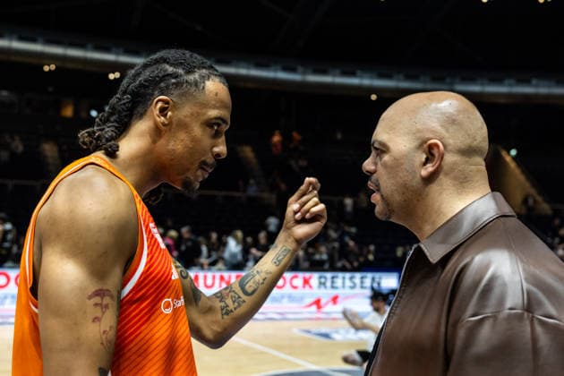 GER, easy-Credit Basketball-Bundesliga, Basketball Löwen Braunschweig - Niners Chemnitz. 10.05.2026, Volkswagenhalle, Braunschweig, GER, easy-Credit Basketball-Bundesliga, Basketball Löwen Braunschweig - Niners Chemnitz. Kevin Yebo (Niners Chemnitz, 0) mit Dia Soliman, Der Stamm Â Foto Alexander Trienitz Braunschweig Volkswagenhalle Niedersachsen Deutschland