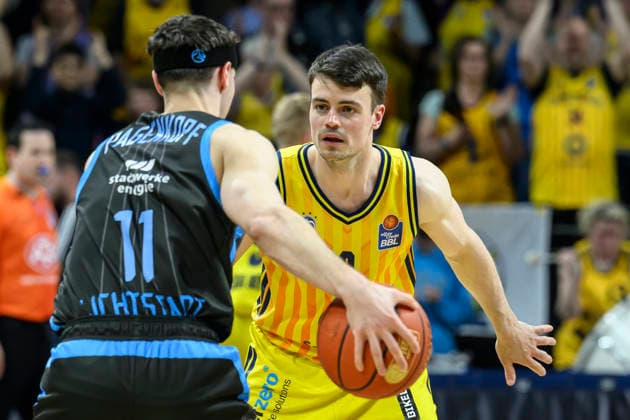 v.l. Jack Pagenkopf ( 11, Science City Jena), Jonas Mattisseck (Alba 09), Zweikampf, Action, Kampf, kaempft um den Ball, Action, duels, fighting for the ball, GER, Berlin, Basketball, Alba Berlin vs Science City Jena, in der Max-Schmeling-Halle , BBL, 10.5. 2026 Copyright: HMBxMedia UwexKoch