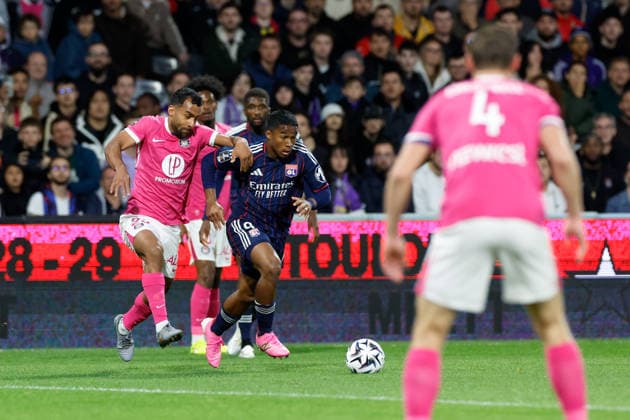 Toulouse FC v Olympique Lyonnais - Ligue 1 McDonald s 23 Cristian CASSERES JR (tfc) - 09 ENDRICK Felipe Moreira de Sousa (ol) during the Ligue 1 McDonald s match between Toulouse and Lyon at Stadium de Toulouse on May 10, 2026 in Toulouse, France. Toulouse France  Copyright: xFEPx 776348387