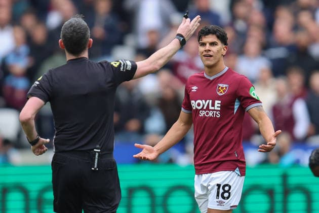 LONDON, ENGLAND, MAY 10: Matheus Fernandes of West Ham United argues with match referee Chris Kavanagh during the Premier League match between West Ham United and Arsenal at London Stadium on May 10th, 2026 in London, Spain (Photo by Alexander Canillas Sports Press Photo) Copyright: xAlexanderxCanillas SPPx Sportspressphoto_SPR144516