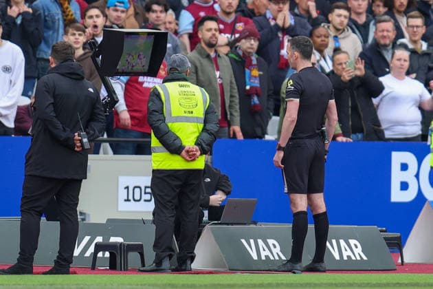 LONDON, ENGLAND, MAY 10: Match referee Chris Kavanagh reviews VAR before disallowing a late goal from Callum Wilson of West Ham United during the Premier League match between West Ham United and Arsenal at London Stadium on May 10th, 2026 in London, Spain (Photo by Alexander Canillas Sports Press Photo) Copyright: xAlexanderxCanillas SPPx Sportspressphoto_SPR144529