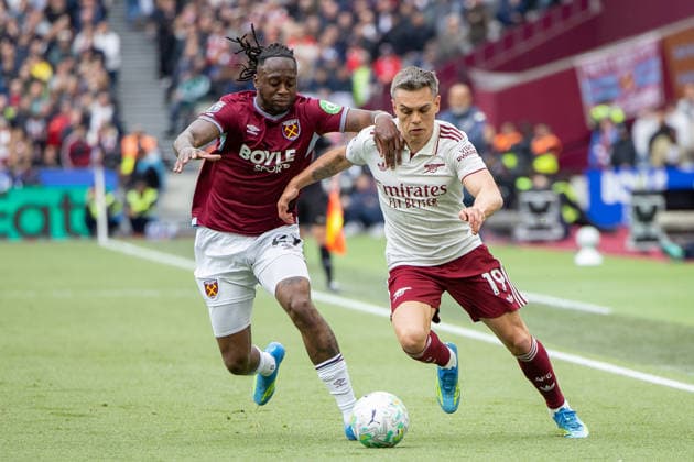 West Ham United v Arsenal FC, Premier League, Football, London Stadium, London, UK - 10 May 2026 Aaron Wan-Bissaka of West Ham United (29) pressures Leandro Trossard of Arsenal FC (19) London London Stadium Stratford GBR, UK NEWSPAPERS OUT Copyright: xEllixBirchx