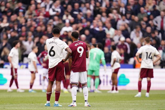 Premier League: West Ham United v Arsenal Gabriel of Arsenal and Callum Wilson of West Ham United communicate with VAR in progress during the Premier League match West Ham United vs Arsenal at London Stadium, London, United Kingdom on 10 May 2026 (Photo by Harvey Murphy News Images) Copyright: xHarveyxMurphy NewsxImagesx
