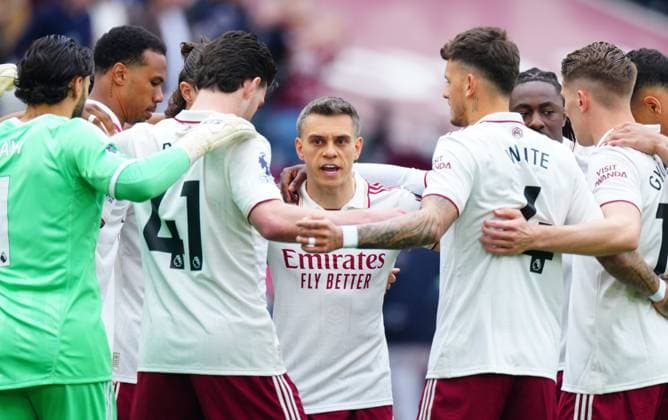 Leandro Trossard of Arsenal in the pre match huddle West Ham United v Arsenal, Premier League, Football, London Stadium, London , UK - 10 May 2026London London Stadium United Kingdom EDITORIAL USE ONLY No use with unauthorised audio, video, data, fixture lists, club league logos or live services. Online in-match use limited to 120 images, no video emulation. No use in betting, games or single club league player publications.  Copyright: xJavierxGarcia Shutterstockx 16861795dz