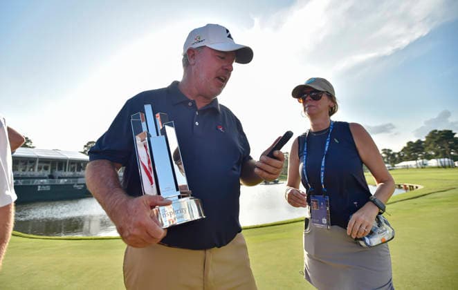 THE WOODLANDS, TX - MAY 10: Boo Weekley facetimes with a family member while holding the Insperity Invitational trophy after winning The Insperity Invitational in the PGA, Golf Herren TOUR Champions at The Woodlands Country Club on Sunday, May 10, 2026 in The Woodlands, TX. (Photo by Austin McAfee Icon Sportswire) GOLF: MAY 10 PGA TOUR Champions Insperity Invitational EDITORIAL USE ONLY Icon260510004